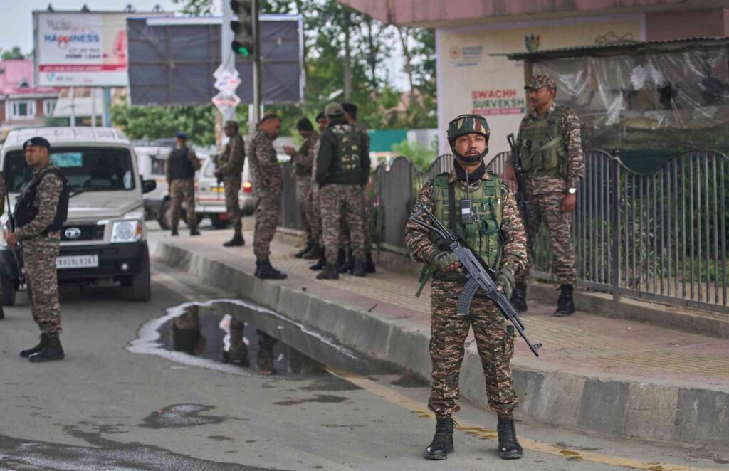 Indiske paramilitære soldater på vakt i indiskkontrollert Kashmir