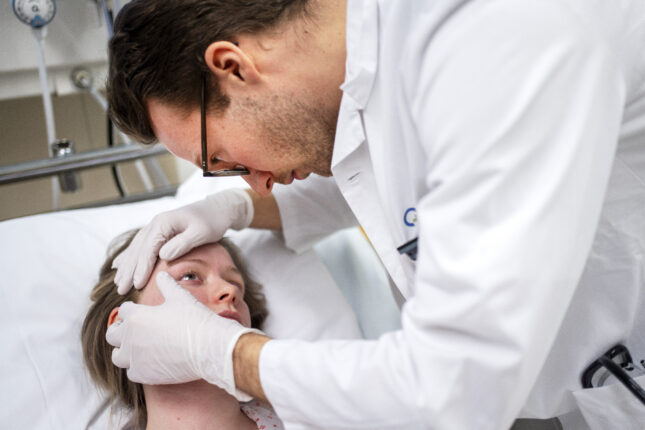 Volds- og overgrepsdømte leger i hjemlandet – fikk likevel slippe til på norske pasienter