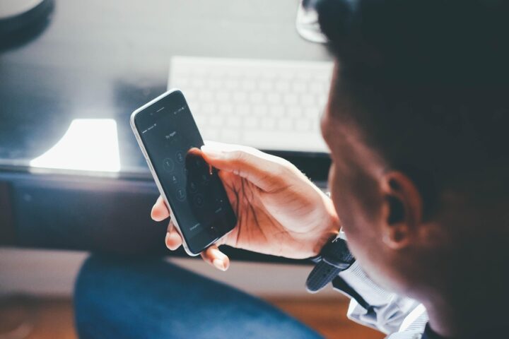Skal politiet få lov til å overvåke unge menneskers telefoner?
