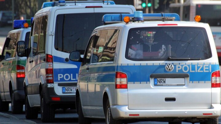 Politibetjent knivstukket i halsen i Berlin
