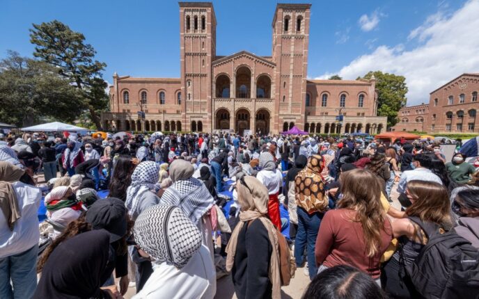 Alan Dershowitz: – Universitetene har blod på hendene