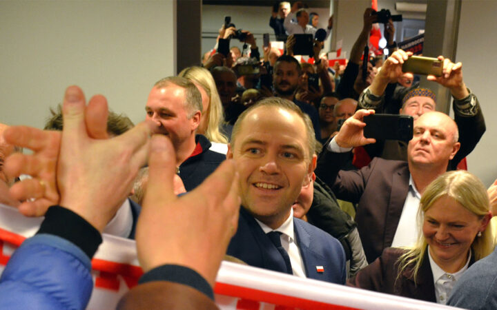 Presidentvalg i Polen: Jevnt løp mellom nasjonalisten Nawrocki og liberaleren Trzaskowski
