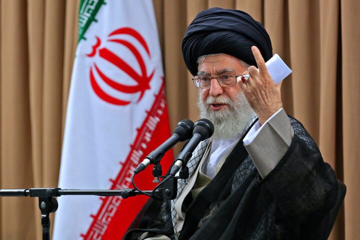Iran: Khamenei frykter at den islamske revolusjon skal bryte sammen
