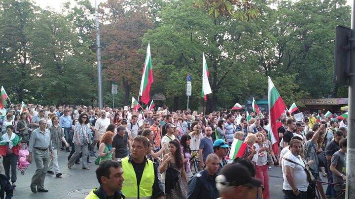 Bulgaria: Tusen&shy;vis ut i gatene i protest mot inn&shy;føring av euro