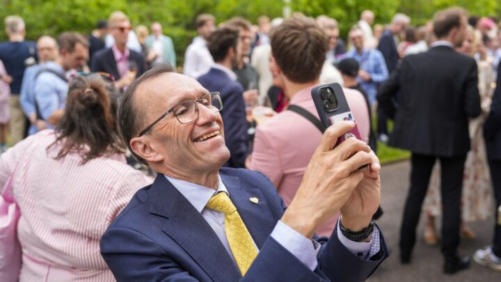Barth Eide tar en Hillary Clinton