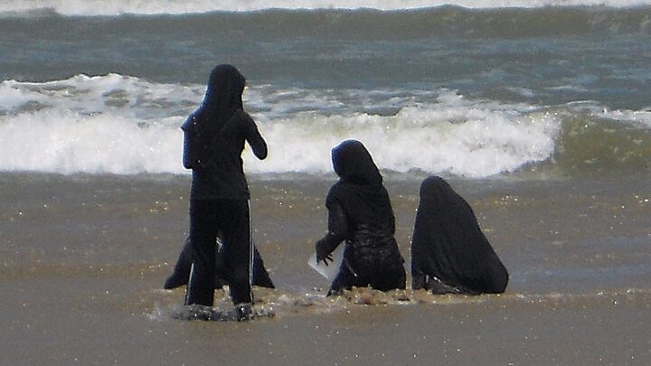 Kvinner i Syria må gå med burkini på stranda
