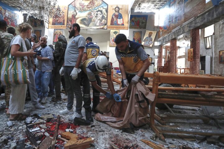 Kirkene bades i blod, og Vesten hvitvasker grusomheten