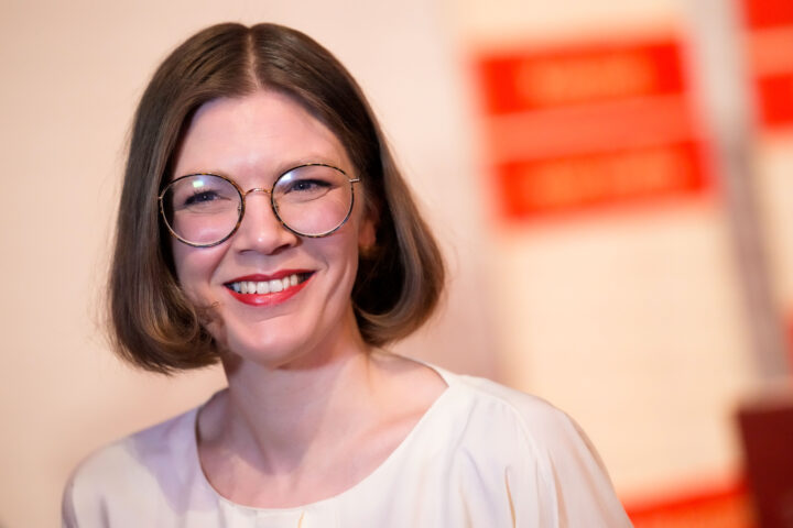 Rødt-leder Marie Sneve Martinussen kåret til årets «fag hag» på pride-arrangement