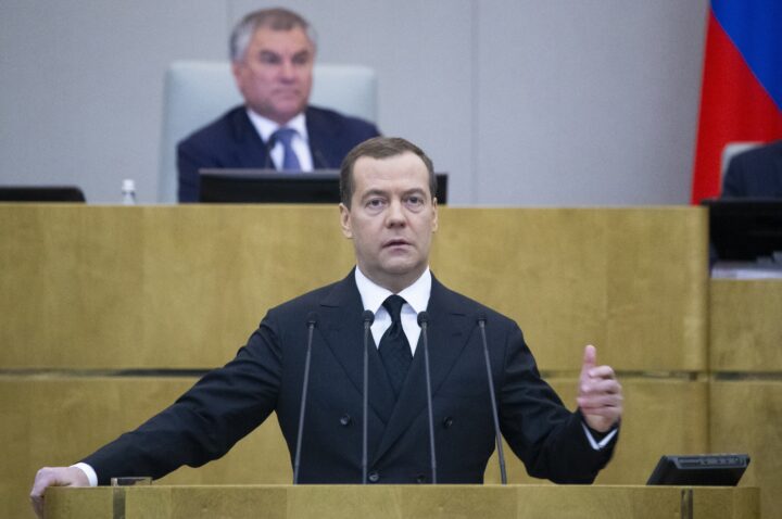 Medvedev sier at Russland er villig til å forsyne Iran med atomvåpen