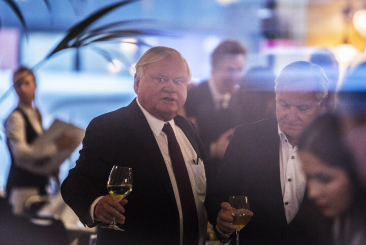 Verdens rikeste nordmann, John Fredriksen, har forlatt Stor&shy;britannia