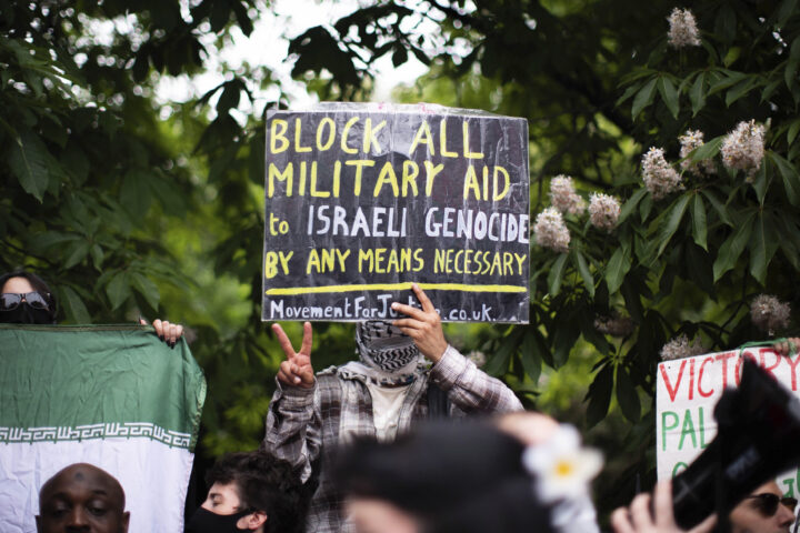 Demonstranter marsjerer i London til støtte for Khamenei