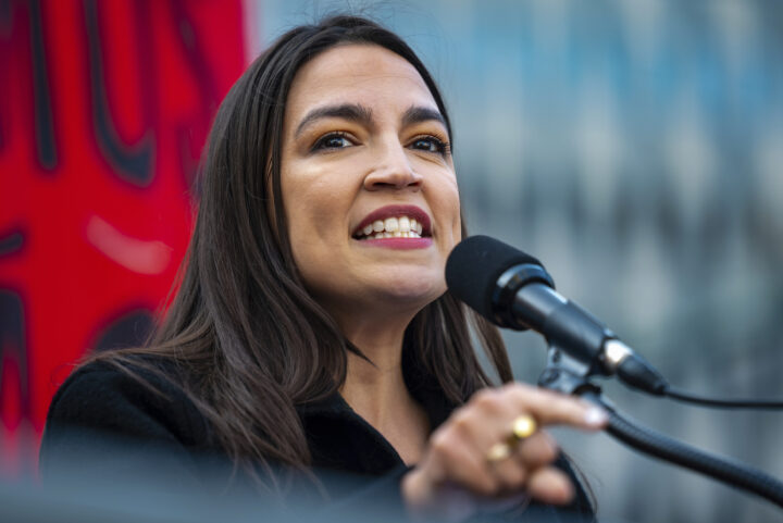 Ocasio-Cortez krever at Trump blir stilt for riksrett etter USAs angrep på Iran
