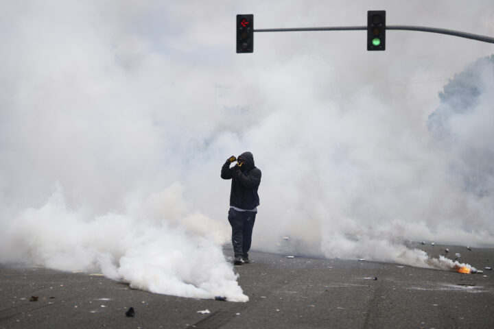 Koalisjon av immigrasjons&shy;rettighetsgrupper organiserte store protester i Los Angeles
