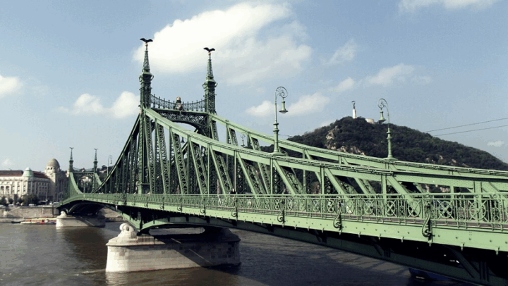 Demonstranter forsøker å sperre Frihetsbroen for Budapest Pride