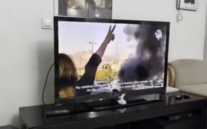 Statlig iransk fjernsyn hacket: Viste protesterende kvinner med flagrende hår