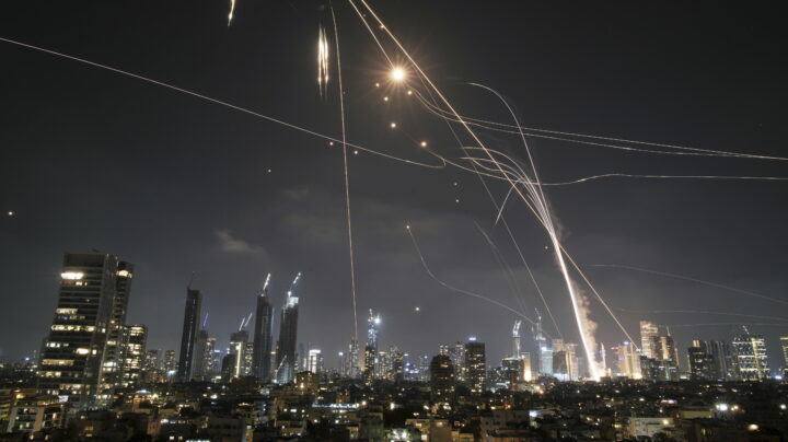 Iran angriper Israel med raketter