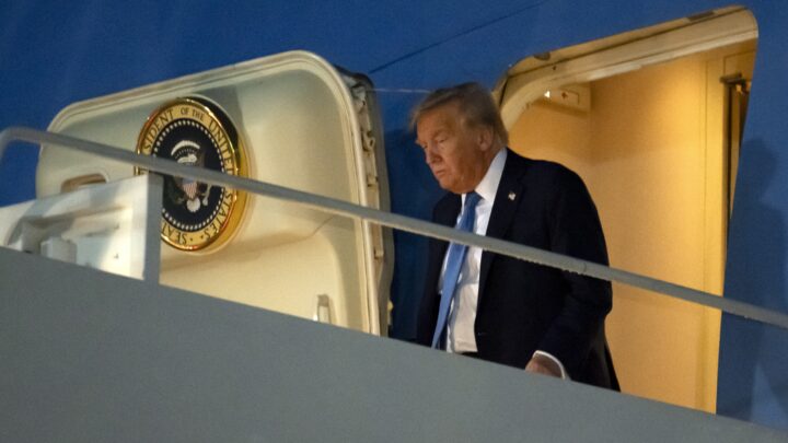 Trump oppfordrer Iran til å kapitulere betingelsesløst