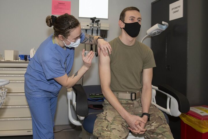 FDA med nye advarsler mot mRNA: Lang&shy;varig hjerte&shy;skade på unge menn