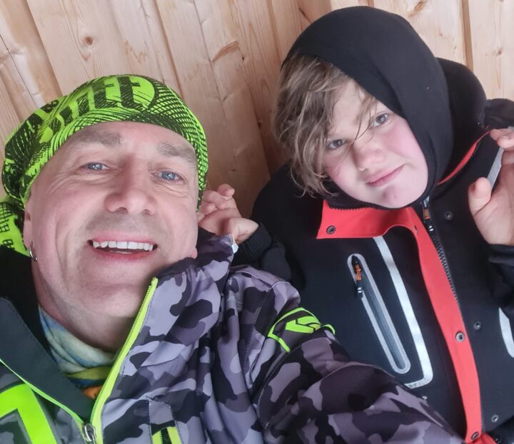 Norsk familie nektet servering på kafe i Öster&shy;sund på grunn av funksjons&shy;hemmet sønn