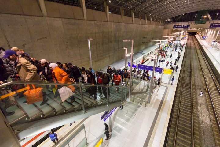 Migranter tar fly til Tyskland: – Du trenger ikke å vise legitimasjon noe sted