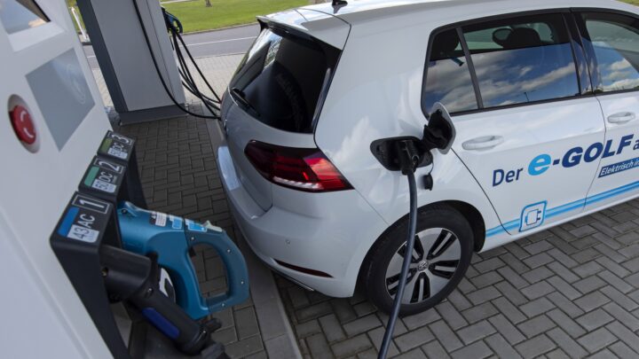 EU vil frem­skynde bensin- og diesel­forbud­et for firma­biler og leie­biler