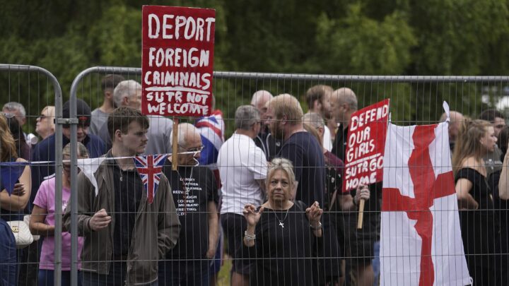 Britisk politi skal saumfare sosiale medier etter inn&shy;vandrings­&shy;fiendtlig innhold