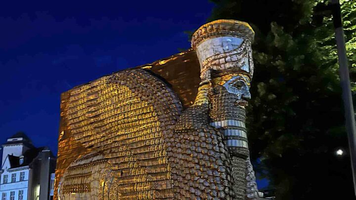 Mørke krefter marsjerer inn foran kirkens trapp