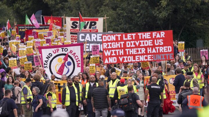 Innvandrings­tilhengere mobiliserte mot protest ved migrant­hotell i Storbritannia