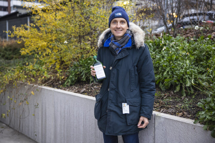 Forsker hevder at Pfizers korona-vaksine «har vist seg å være trygg»