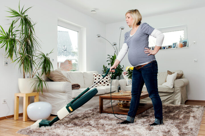 Ung norsk kvinne deler tradisjonelt familieliv på TikTok – søker seg til bygda