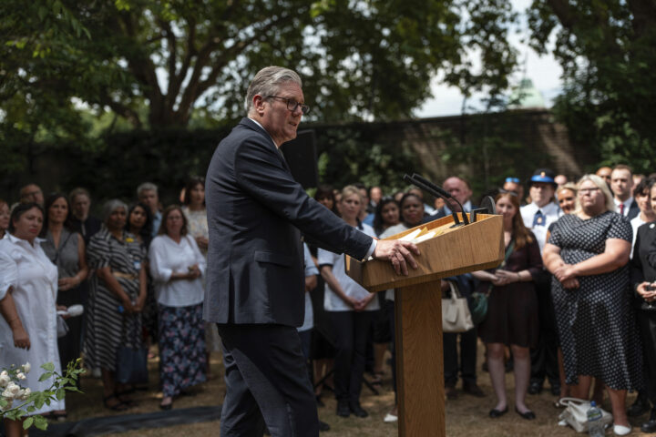 Starmer leder en «øy av fremmede» inn i krise etter krise