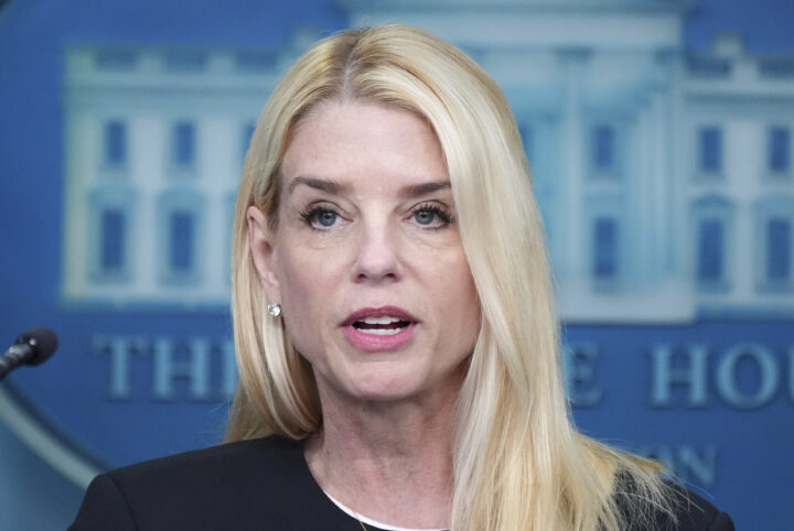 Bondi frafaller alle anklager mot lege som ødela covid-vaksiner