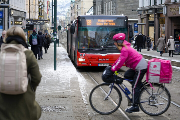 Sykkelbud lever farlig i trafikken – to av tre har opplevd uhell