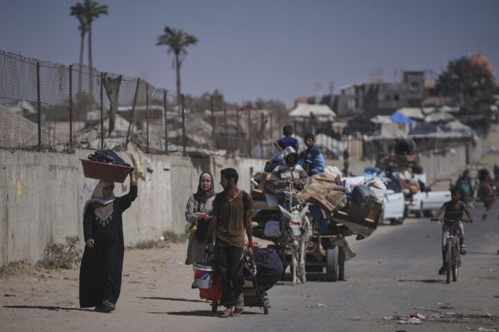 Israel angriper byen på Gaza&shy;stripen hvor man tror gislene befinner seg