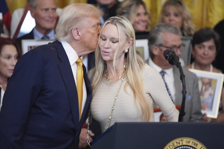 Trump med motstridende signaler om Epstein