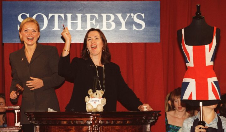 Skolejente (12) «straffet» for å ha gått med kjole med Union Jack-flagget