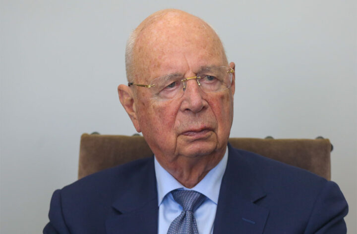 Klaus Schwab angriper WEF efterat han måtte trekke seg i vanære