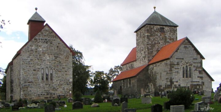 Søsterkirkene på Granavollen.