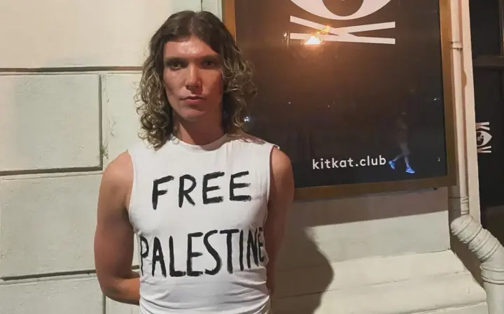 Skeiv danser viftet med palestinsk flagg under en forestilling på Royal Opera House