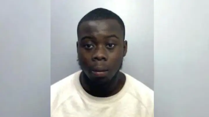 Britisk dommer, som lot en kniv&shy;bevæpnet narko&shy;langer bli, var asylaktivist