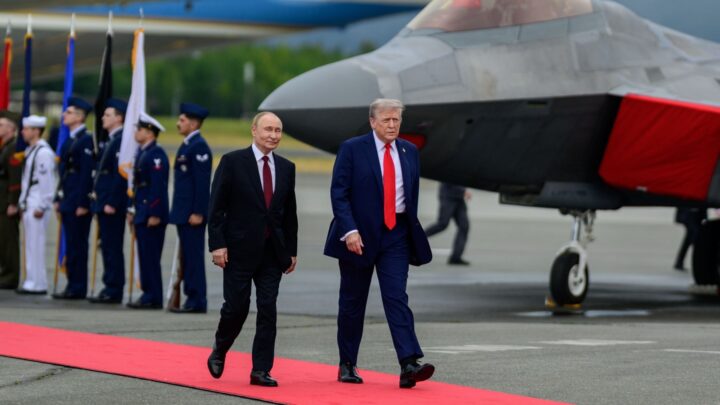 Se video: B-2 bombefly flyr over hodet på Putin under Alaska-møtet