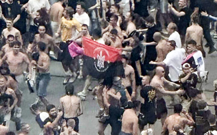 Polen deporterer 57 ukrainere som viftet med «nazi&shy;flagg» under rap-konsert