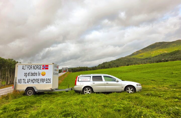 Valgkamputspill midt i kløverenga i Østerdalen