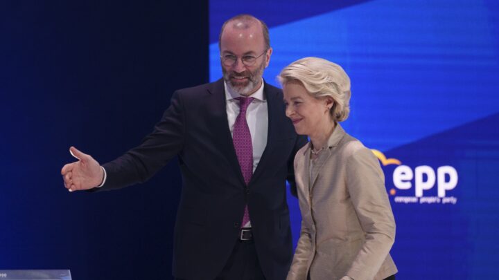 Leder for EUs største parti­gruppe vil ikke ha forbud mot forbrennings­motoren