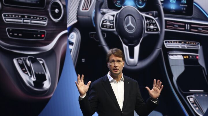 Mercedes Benz med halvert resultat