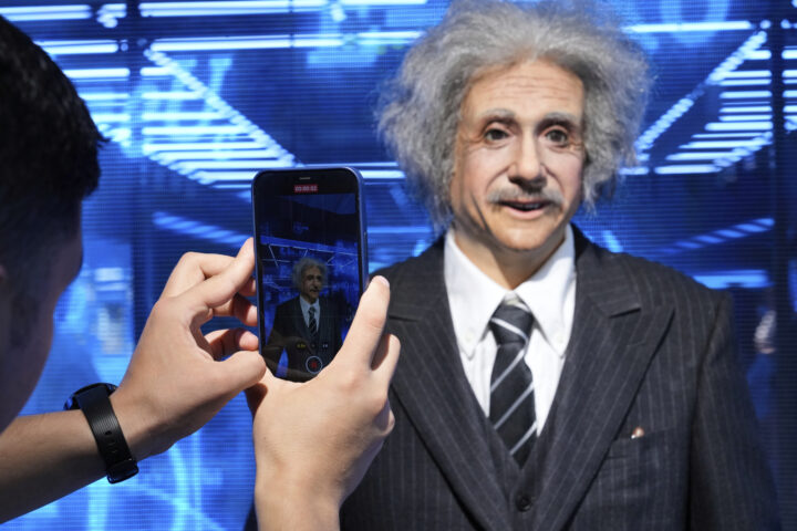 Livaktige roboter til salgs for publikum når Kina åpner ny butikk