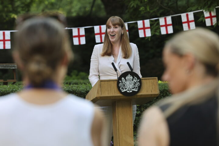 Angela Rayner beskylder Nigel Farage for å fremme hevnporno