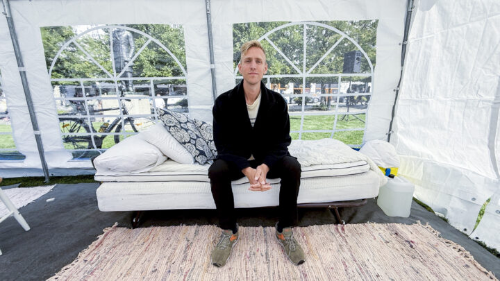 Klimaministerens fetter hentet av politiet, sultestreiker foran Stortinget