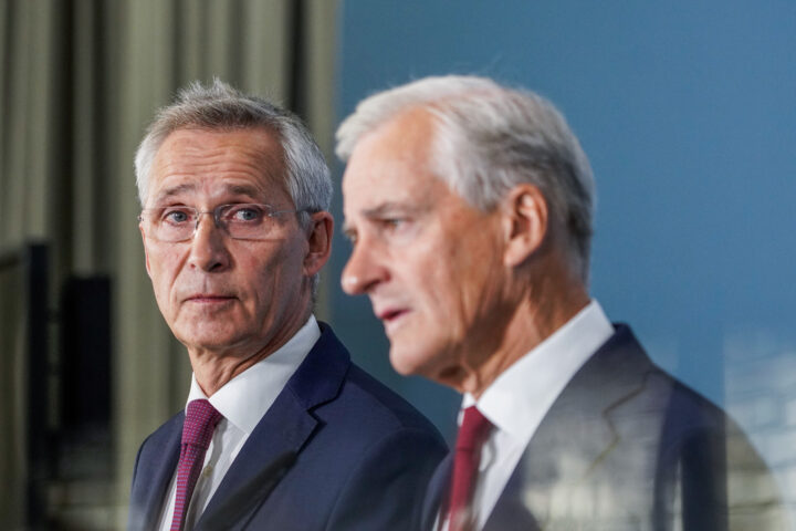 Kontrollkomiteen sure på Stoltenberg – sender spørsmål i retur