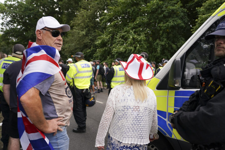 De illegale migrantene får bli værende på Bell Hotel i Epping